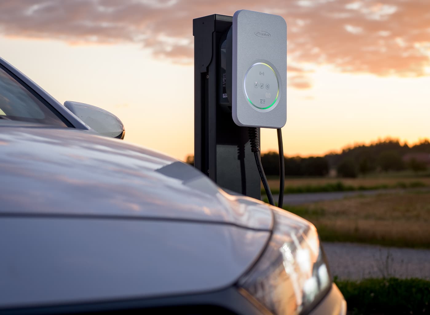 Unser Leistungsangebot 3 Wallbox mit Auto E-Mobilität